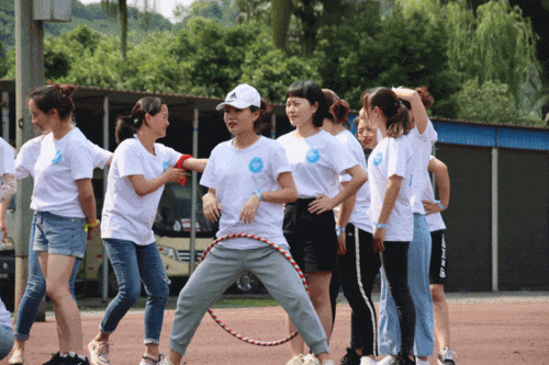 名护士参加,设有100米接力赛,螃蟹大战,疯狂转盘,瞎子背瘸子等6个项目