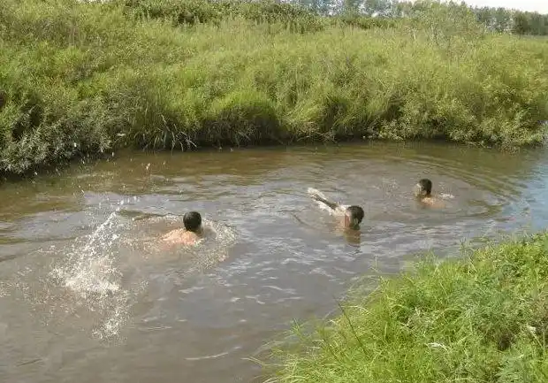 妈妈担心儿子去河里玩,在家建了心形泳池