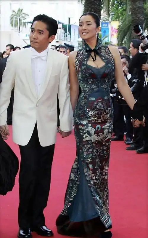 巩俐越穿越大胆!穿改良旗袍却还要露出内衣