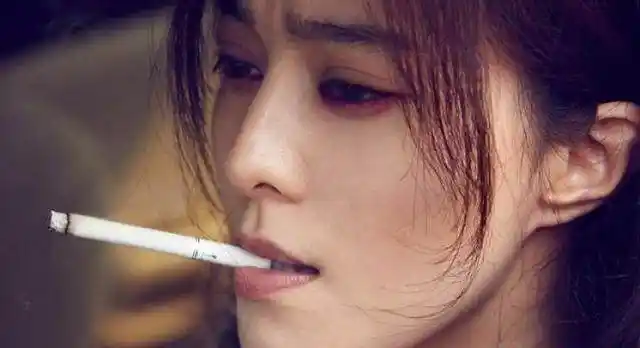 娱乐圈女星抽烟形态各异赵丽颖抽烟的样子显得很萌