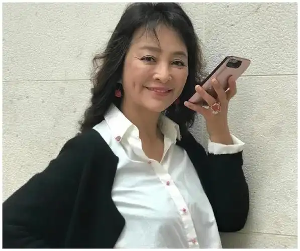 最接地气女明星素颜出镜晒出皱纹脸成名全凭实力