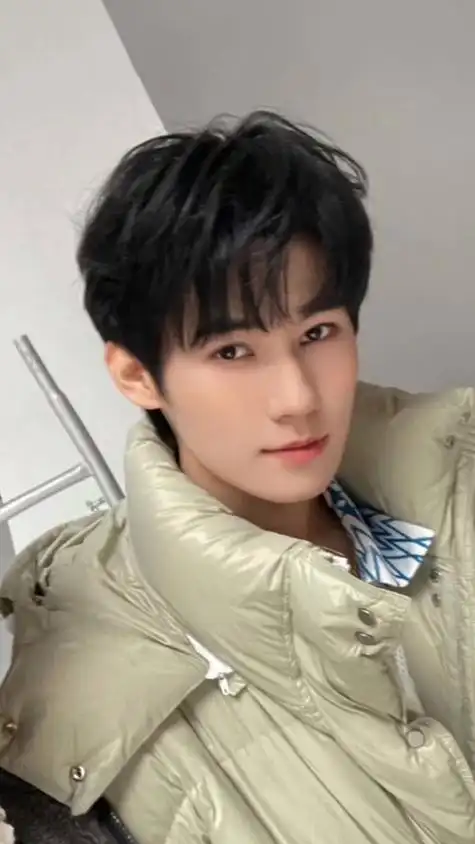 张真源会不会把自己帅到睡不着觉.