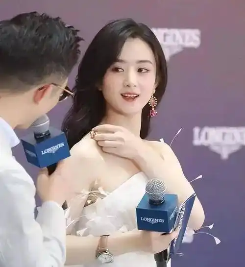 不过有赵丽颖这种好看的.就有邢菲,周冬雨这种"尴尬"的.