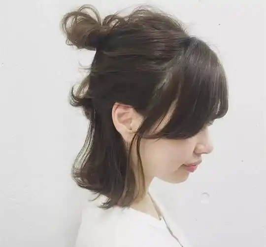 8款时尚又洋气的短发扎发,慵懒随意又凉爽,简单大气又显气质_马尾