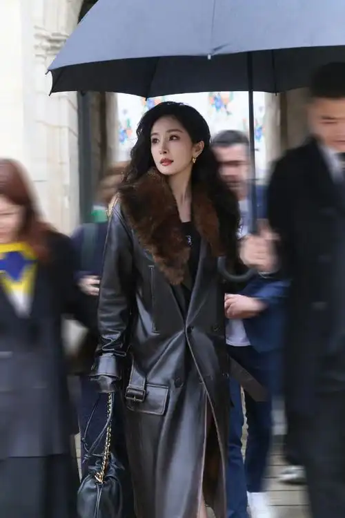 杨幂时装周的待遇