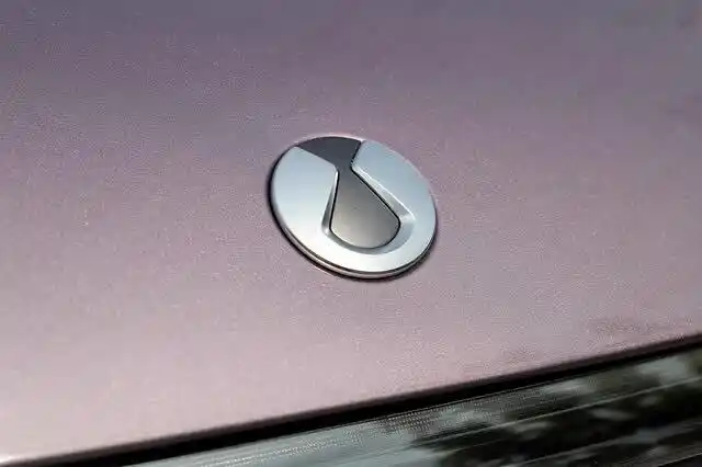 "明目张胆"贴标奔驰!试驾腾势x phev版