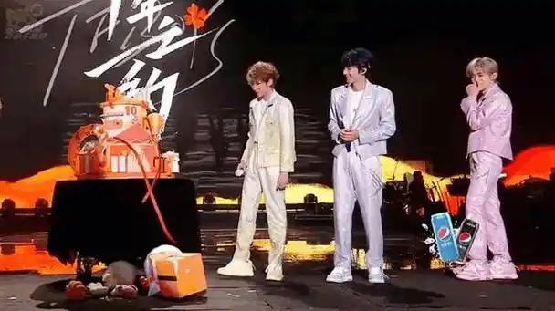 当tfboys十周年演唱会开始前官博发出王俊凯搂着王源易烊千玺肩膀的