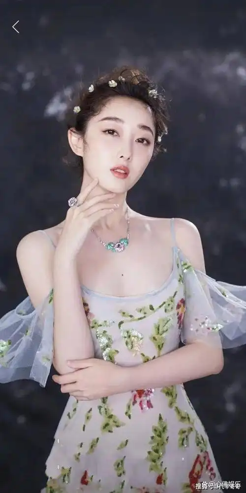 在娱乐圈中,有一群女明星以白皙的皮肤而备受瞩目,被誉为"白到发光"的