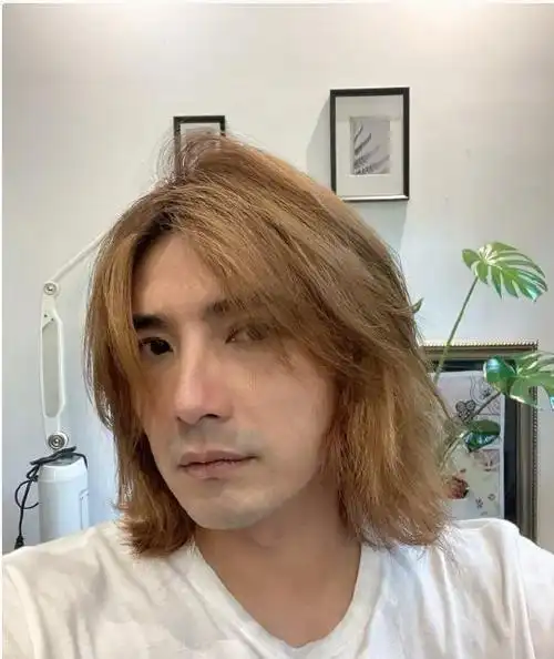 贺军翔晒长发自拍,面部沧桑模样大变,网友调侃:像广西打工仔