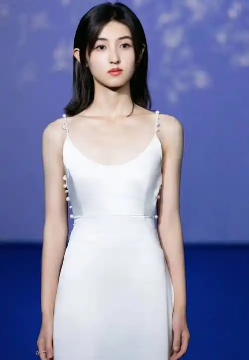 张子枫:告别土肥圆,现在也太时髦惊艳了吧_网友_体态_胳膊