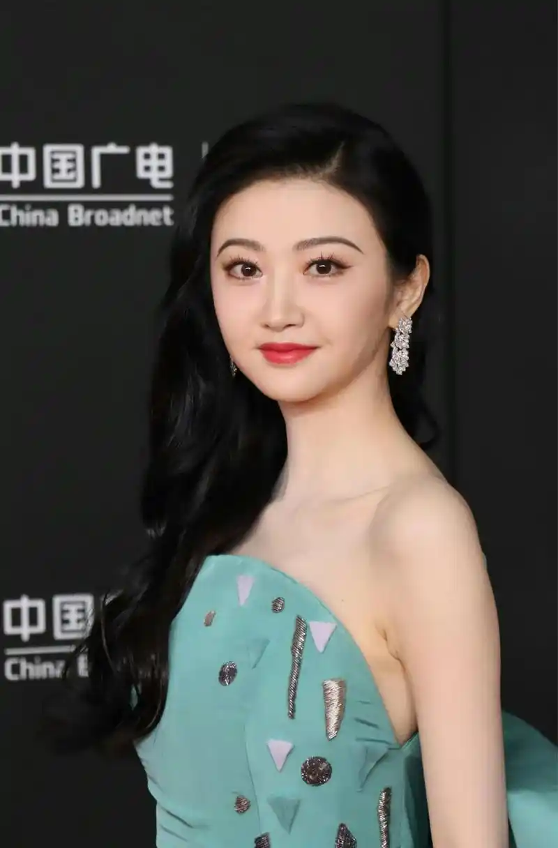 女明星红毯生图,刘诗诗法令纹重,金晨嘴歪还是古力娜扎的颜值能扛住