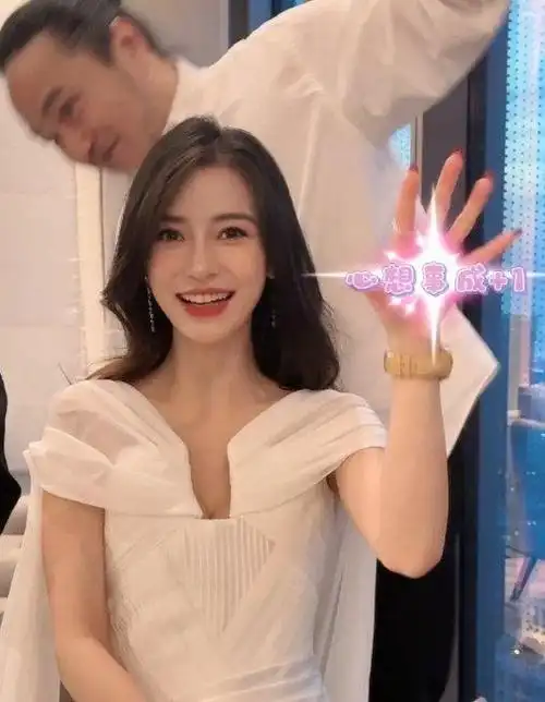 angelababy正式复出!走红毯晒自拍,人气高的吓人.