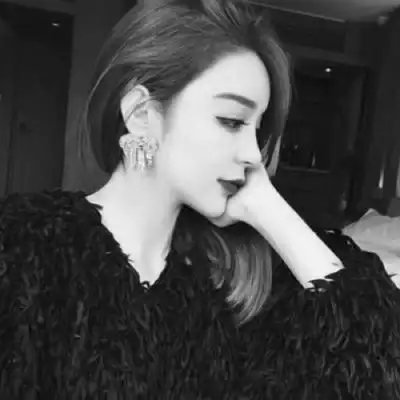 侧面霸气黑白美女头像
