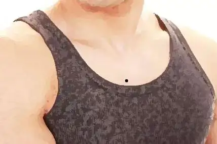 胸前长痣的男人好不好 胸前长痣面相图