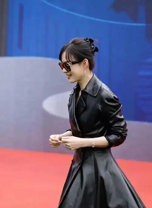 新剧开机被黑丝腿的孙俪惊艳凶相变福相甩打针脸几条街