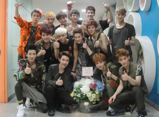 求exo所有12人的后台之类的合照大图