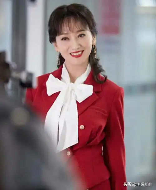 又被赵雅芝的老年状态惊艳69岁头发烫卷穿衣花哨却时髦有气质