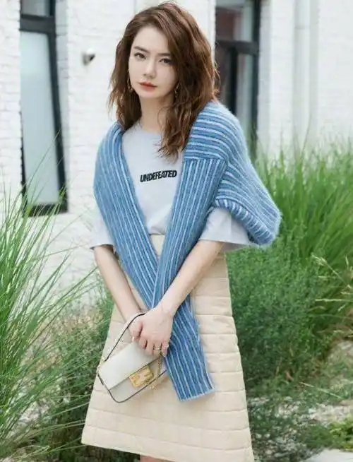 有一种不怕热叫戚薇穿反季节的羽绒裙腿上是装了空调吗