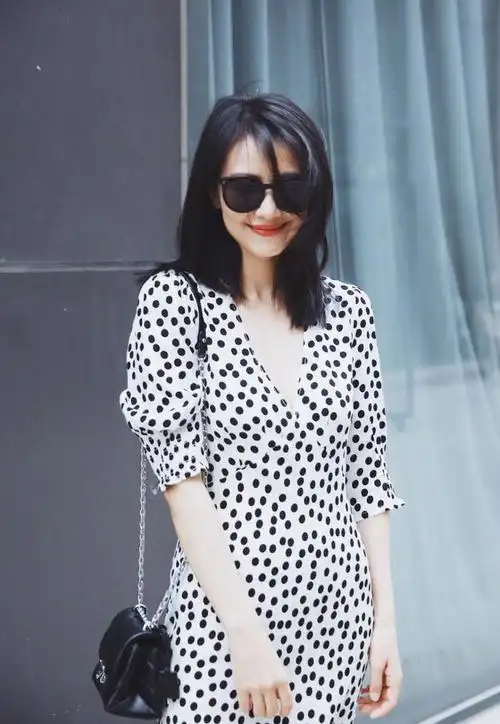 高圆圆分享夏日美照 穿黑白波点v领裙温柔又俏皮