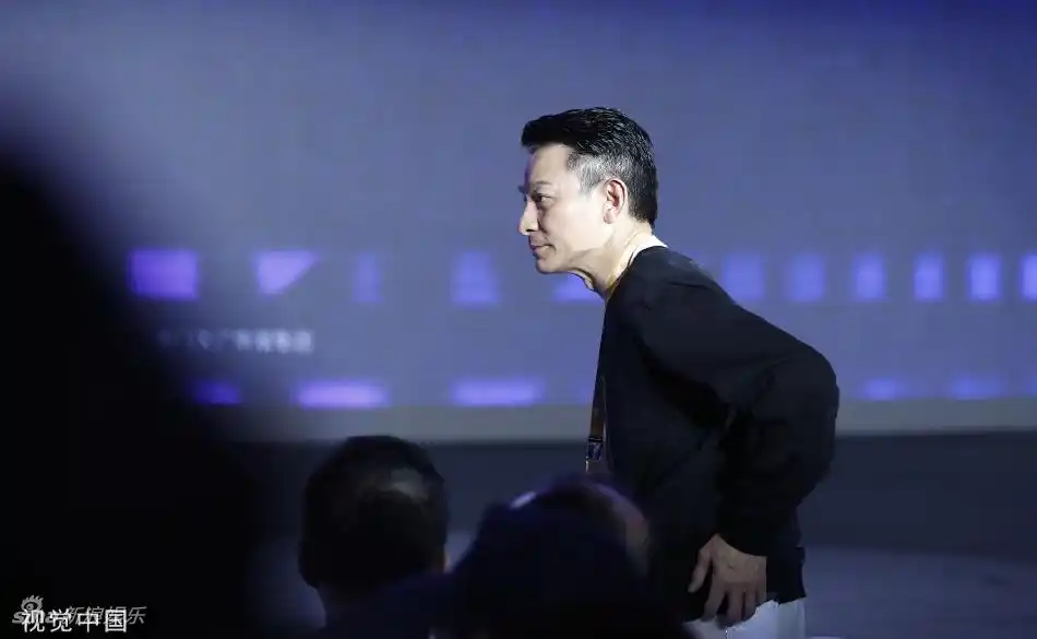 组图:刘德华出席第35届金鸡奖创投大会 穿休闲装侧颜优越状态好