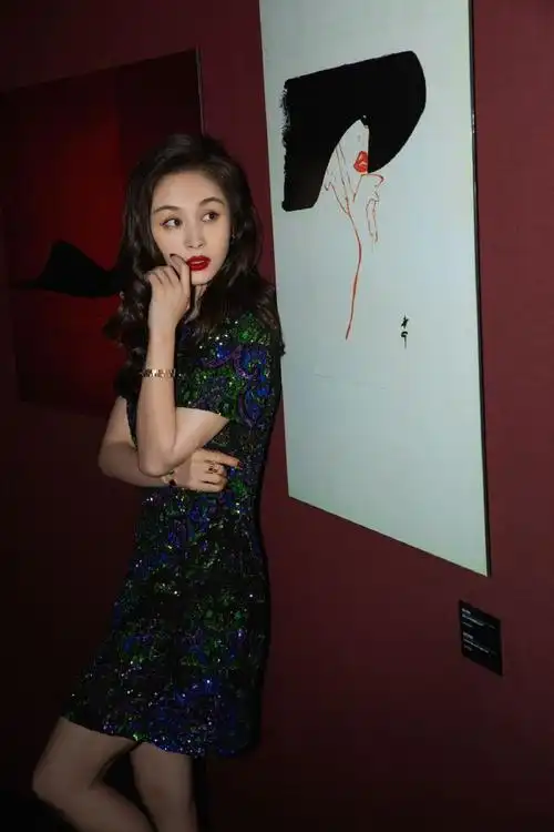 王子文卷发红唇