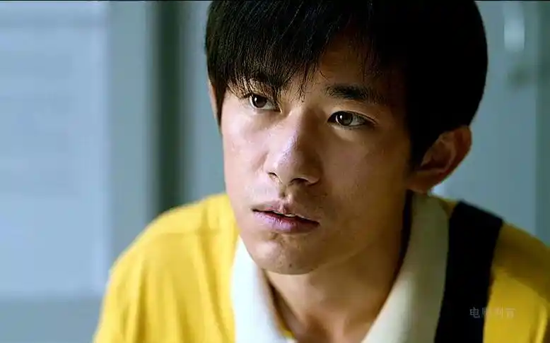 电影《奇迹笨小孩》第3集:易烊千玺修起了手机 #奇迹笨小孩 #易烊千玺