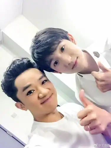 王祖蓝翻小学评价册成绩优异但老师评价他没礼貌