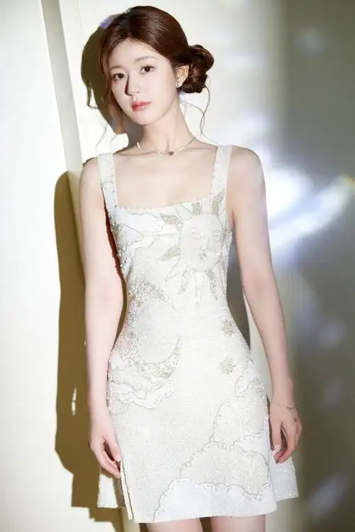 本文将结合赵露思双丸子头白色连衣裙大片