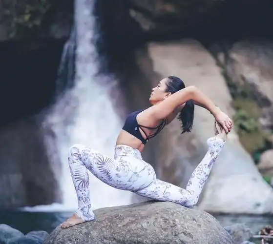 贾静雯近日美照,身材苗条,常练瑜伽