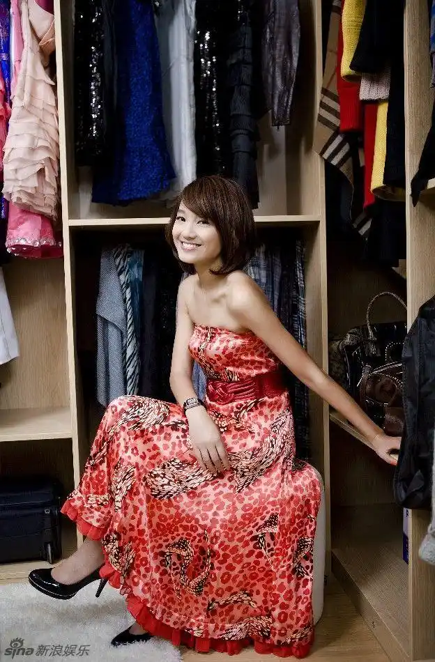 新浪娱乐讯 浙江卫视一姐朱丹曝光了一组家居照,大秀"宅女"生活,而