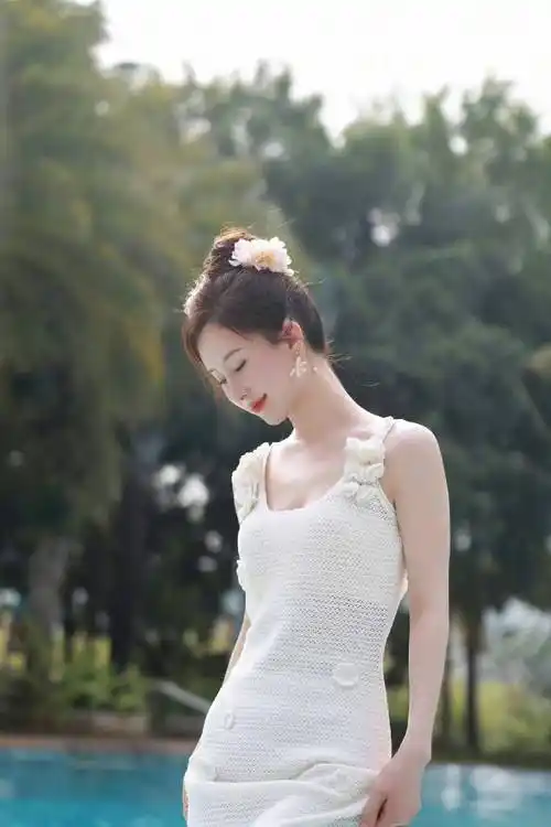 【女神新装】舒畅白色镂空吊带连衣裙惊艳亮相,美到窒息!