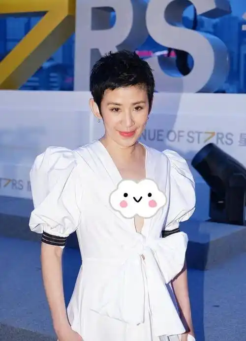 原创吴君如太大胆了用假小子头发配淑女风长裙气质好就是任性