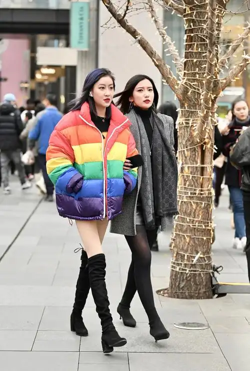 街拍冬季的露腿穿搭图4秀美腿的方式看了许久还是没看懂