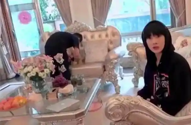 以他拿着别人辛苦挣来的钱购买豪宅,却导致房主们无家可归为由,因此