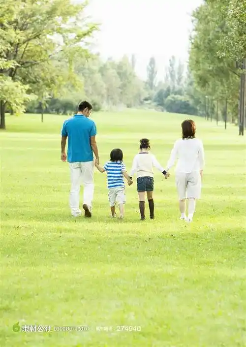 幸福家庭高清摄影图片素材草坪上的一家人牵手背影图
