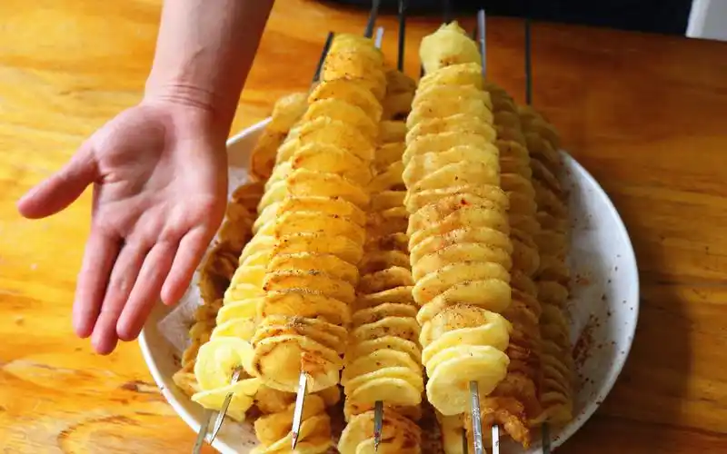 旋风土豆外面卖10块一串的旋风土豆自己在家做成本不到1块钱学会就