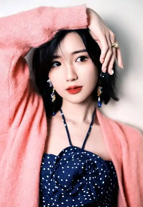 毛晓彤《半熟恋人2》身穿蓝色波点裙搭配粉色上衣亮相舞台,甜美又显老