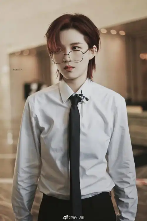 陆柯燃衬衫领带造型##陆柯燃红发眼镜造型