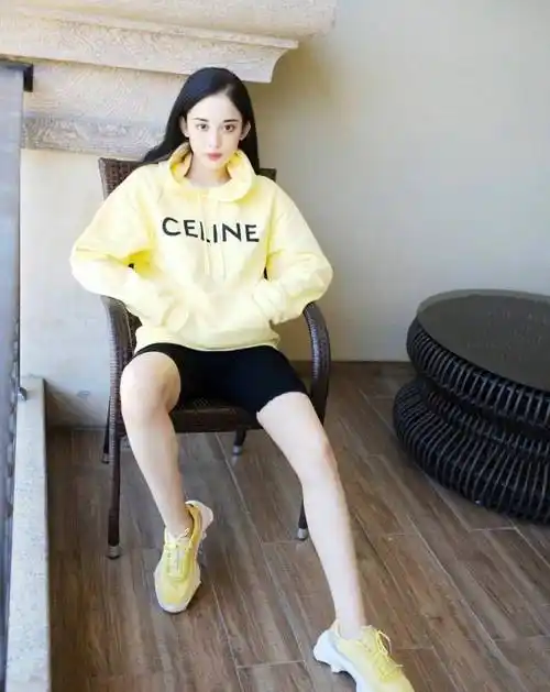 古力娜扎的早秋时髦穿搭,连帽卫衣配单车裤帅气,短裤配长袜好潮_时尚