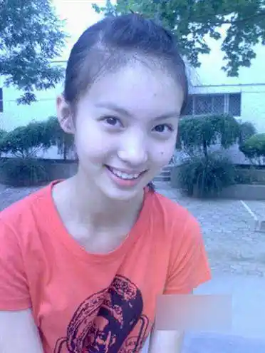 这是金晨小时候的照片应该,一看就很稚嫩,却挡不住小女孩的那种柔美