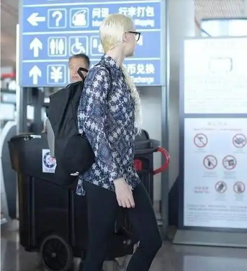 原创撒贝宁携妻子现身机场穿白t朴素低调外籍老婆走路上像是超模