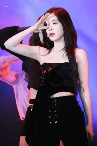 redvelvet的irene裴珠泫黑色西装露肩礼服黑衣大全