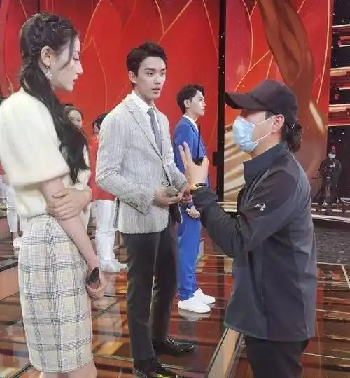 原创迪丽热巴与吴磊同框穿格子裙配编发超少女吴磊上演深情眼神杀