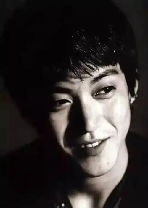 壁池| 不是讲笑,小栗旬抽烟的样子有点迷人.