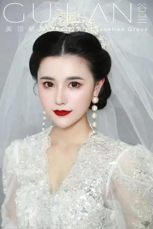 谷兰美妆教育频道的化妆造型作品《公主盘发新娘造型》
