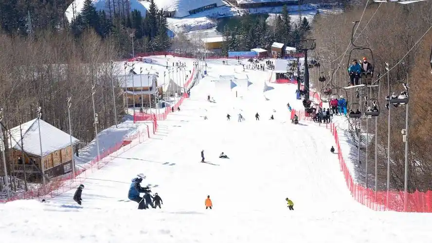 长白山和平滑雪场2023-2024雪季开板迎客_冰雪_旅游_公园