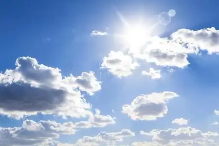 太阳和多云的蓝色天照片