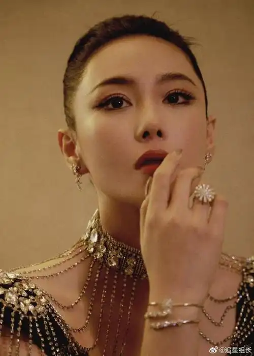 张馨予红毯前勒腰#女王气场全开,简单大气的高盘发型突出礼服在脖子