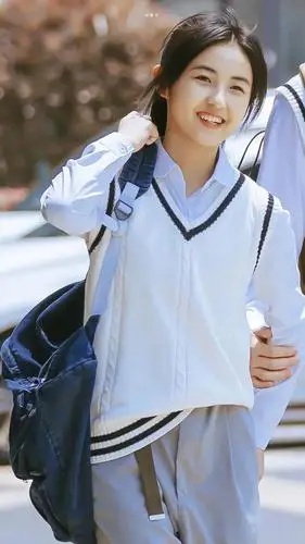 曾被说成时尚黑洞,穿衣也是屡屡翻车,如今张子枫穿搭忒有气场