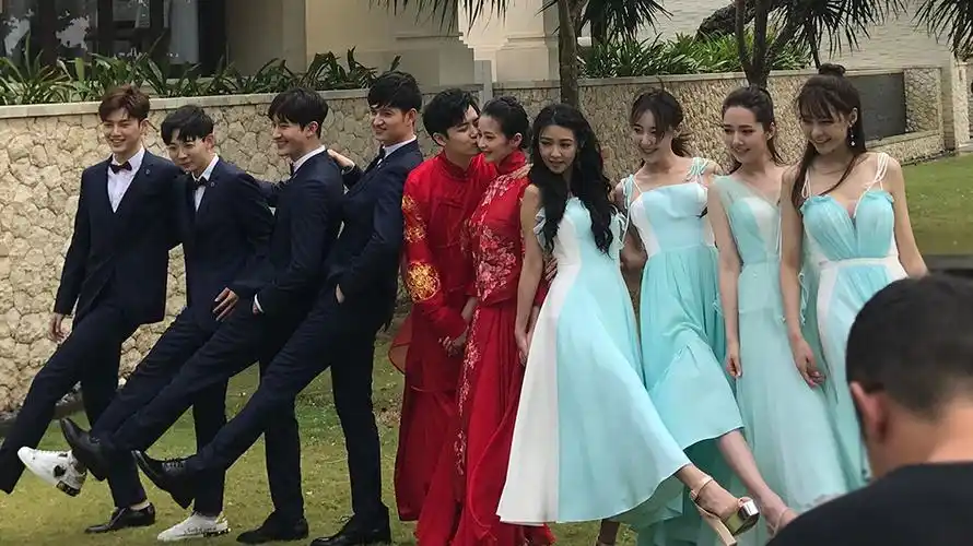 付辛博婚礼伴郎伴娘团集体亮相